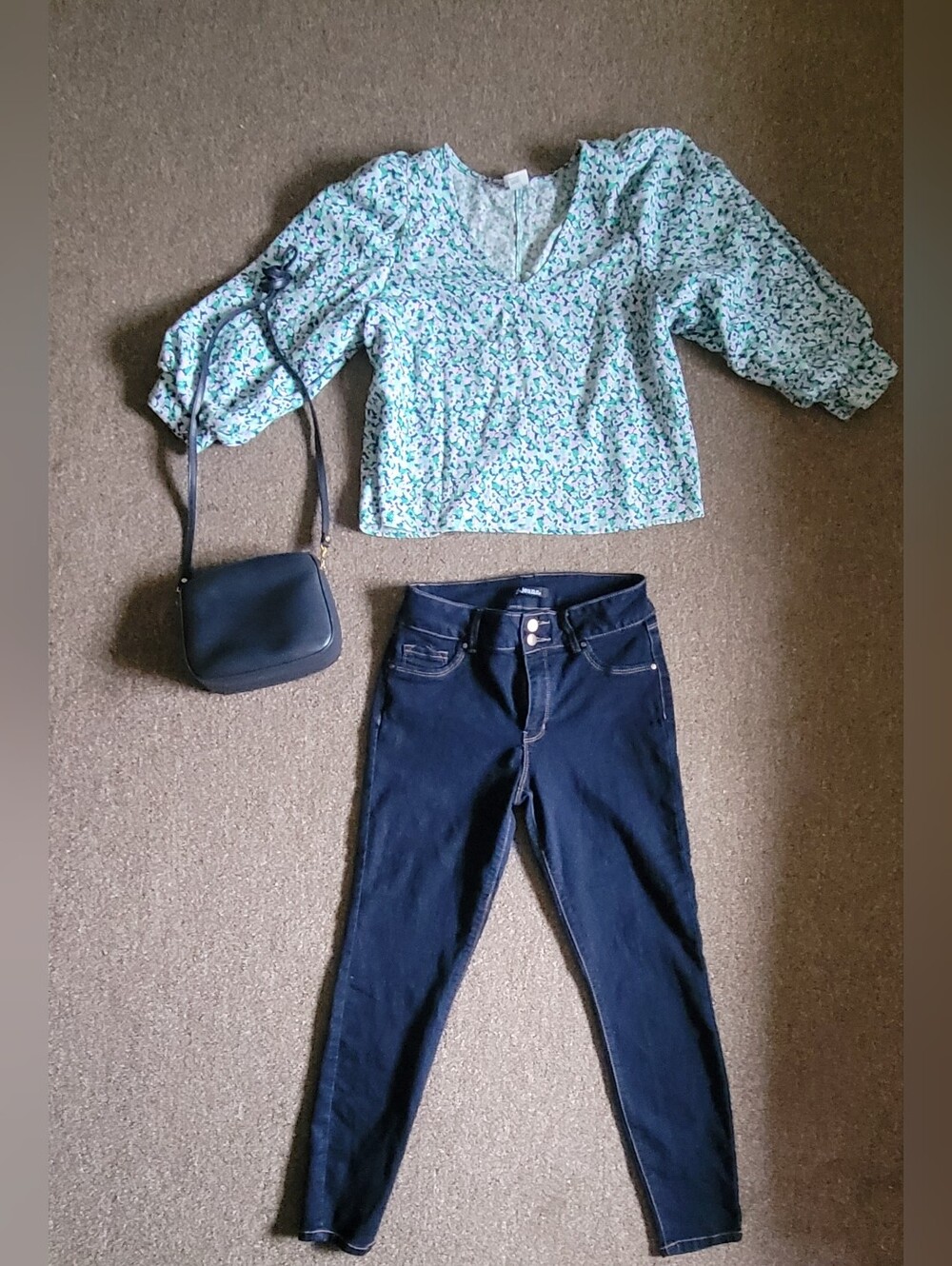 Women's Size M Outfit Bundle of 3 Jeans/Blouse Shirt Top/ & Crossbody Bag Purse